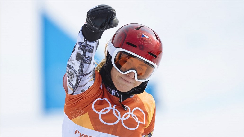VÍT�ZSTVÍ. �eská snowboardistka Ester Ledecká v cíli olympijského paralelního...
