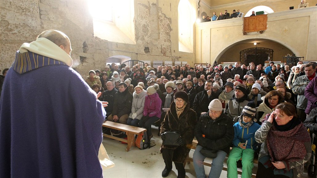 V kostele v Zahrádce se v ned�li odpoledne konala bohoslu�ba, p�i které v��ící...