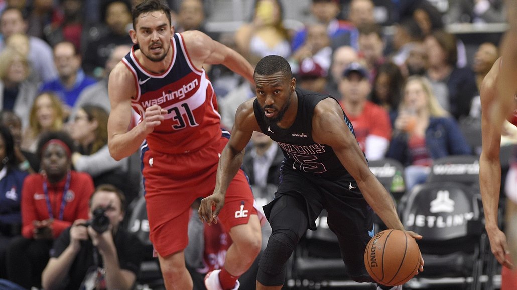 Tomá� Satoranský (vlevo) z Washingtonu sleduje akci Kemby Walkera z Charlotte.