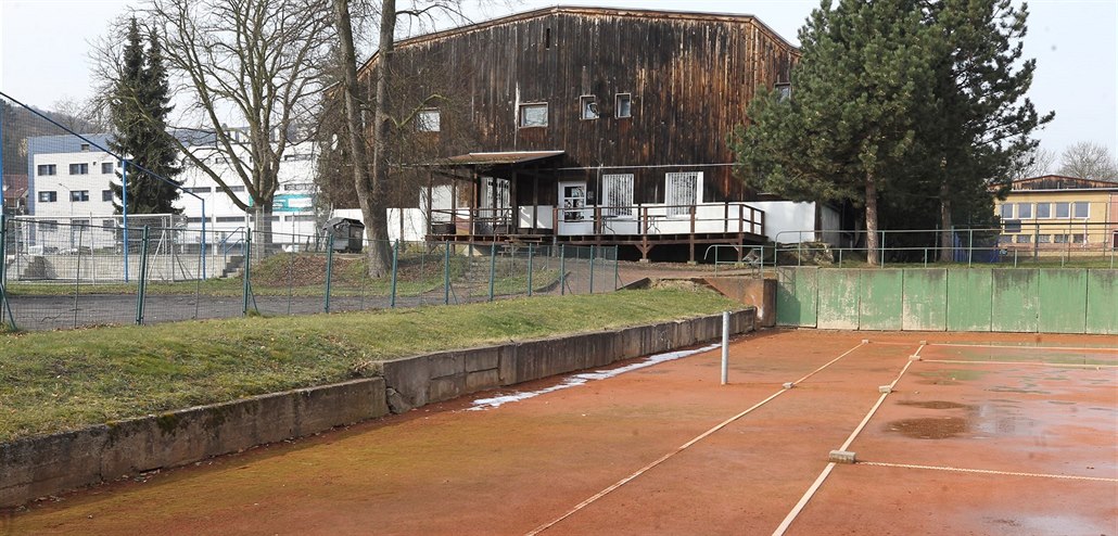 Novou tenisovou halu postaví soukromý klub na pozemku města na současných dvou kurtech s umělým povrchem za zimním stadionem, dokončit ji chce do příštího léta.
