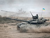 Cvičení ukrajinských tankistů u vsi Gončarivka severovýchodně od Kyjeva...