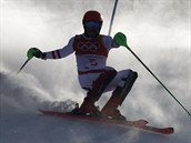 Marcel Hirscher se potýká s tratí olympijského slalomu.