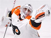 Brank Philadelphie Flyers Petr Mrzek chyt puk do lapaky.