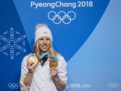 Dvojnásobná olympijská vítězka Ester Ledecká hrdě pózuje se zlatými medailemi.