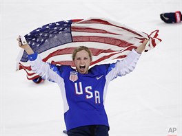 HOKEJISTKA. Americká hokejistka Jocelyne Lamoureux-Davidson slaví vítzství USA...
