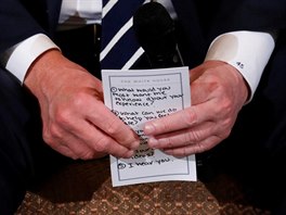 TAHÁK. Donald Trump drí papír s pipravenými otázkami. Prezident se seel se...
