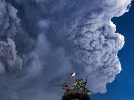 KOU. Popel z vulkánu Mount Sinabung na ostrov Sumatra v Indonésii stoupal...