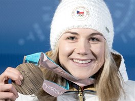 BRONZ. eská rychlobruslaka Karolína Erbanová vybojovala na olympijské dráze...