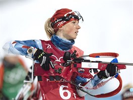 Česká biatlonistka Eva Puskarčíková ve štafetovém závodu na 4x6 kilometrů v...