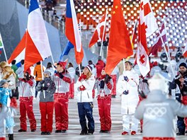 Ester Ledecká nese českou vlajku při slavnostním zakončení zimních olympijských...