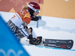Ester Ledecká během kvalifikační jízdy obřího slalomu na olympijských hrách.