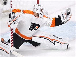 Brank Philadelphie Flyers Petr Mrzek zasahuje.