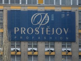 Logo Oděvního podniku Prostějov na budově firmy.