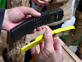 Nokia 8110 4G a pvodní historická Nokia 8110