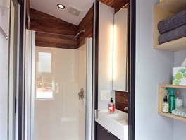 V miniaturním obydlí je plně funkční koupelna s umyvadlem, toaletou a sprchovým...