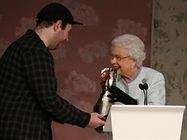 Královna Alžběta II. odevzdává cenu návrháři Richardu Quinnovi (Londýn, 20....