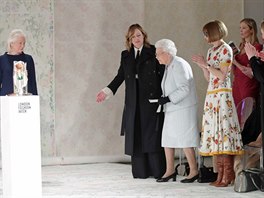 Královna Alžběta II. předávala na londýnském týdnu módy cenu (Londýn, 20. února...