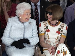 Královna Alžběta II. a šéfka americké mutace magazínu Vogue Anna Wintourová na...