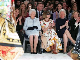 Královna Alžběta II. na londýnském týdnu módy (20. února 2018)