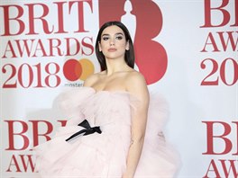 Zpvaka a modelka Dua Lipa na Brit Awards (Londýn, 21. února 2018)