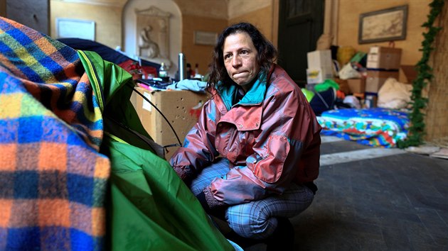 Angela Grossiová žije se syny pod stanem v podloubí kostela asi kilometr od italského parlamentu (29. ledna 2018)