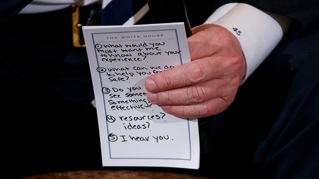 Americký prezident Donald Trump si při setkání se studenty připravil poznámky, kdy dát najevo projevy soucitu (21. února 2018)