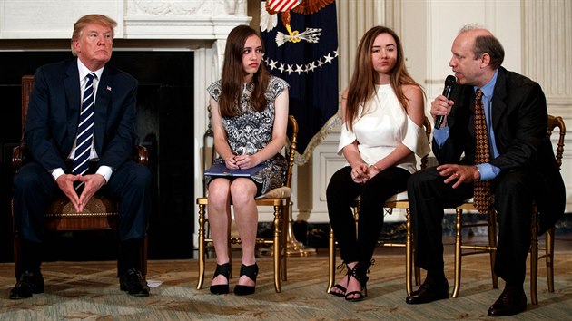 Americk Donald Trump se po masakru na stedn kole v Parklandu setkal s tamnmi studenty (21. nora 2018)