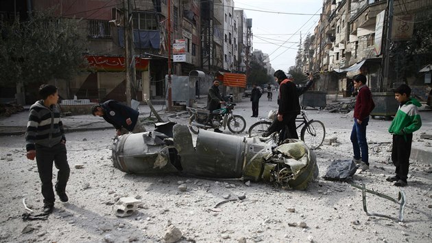 Zbytek rakety v ulicích města Dúmá nedaleko Damašku (23. února 2018)