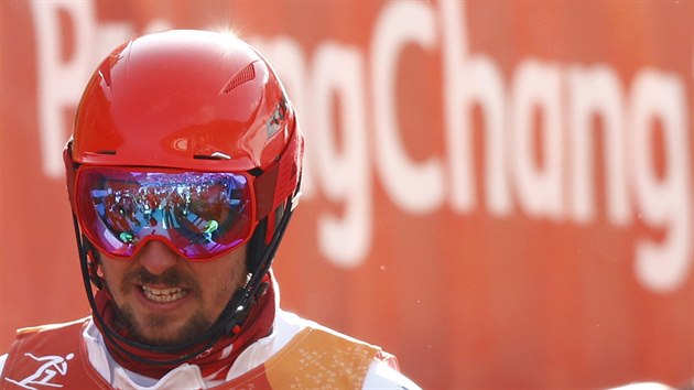 Zklamaný Marcel Hirscher krátce poté, co nezvládl první kolo olympijského slalomu.