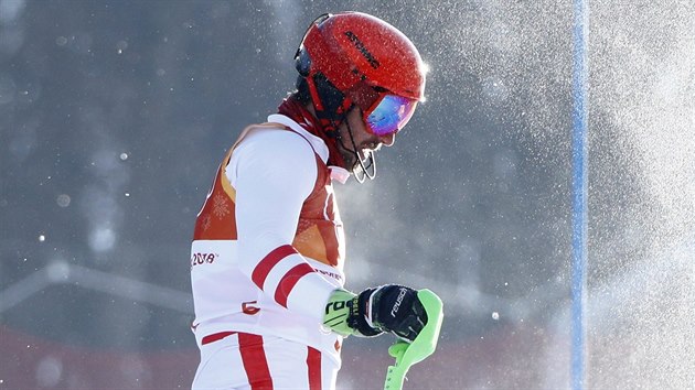OUVEJ. Zklamaný Marcel Hirscher krátce poté, co nezvládl první kolo olympijského slalomu.
