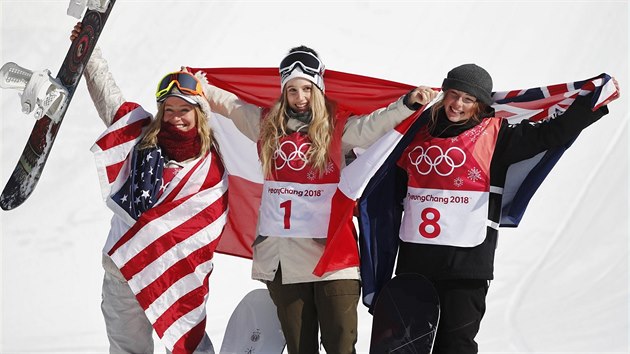 Tři nejlepší v disciplíně Big Air. Zleva: Jamie Andersonová (stříbro), Anna Gasserová (zlato) a Zoi Sadowská Synnottová (bronz).