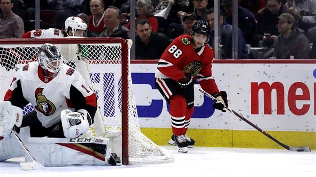 Patrick Kane z Chicaga rozehrv za brankou Ottawy.