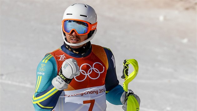André Myhrer spokojeně gestikuluje v cíli olympijského slalomu.