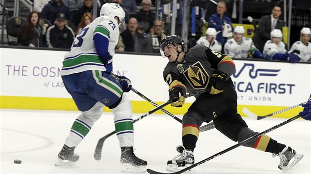 David Perron z Vegas pi pokusu o stelu zlomil hokejku. Vlevo je Alexander Edler ze San Jose.