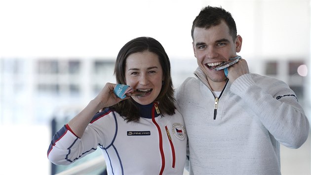Olympijt medailist v biatlonu Veronika Vtkov a Michal Krm pzuj v...