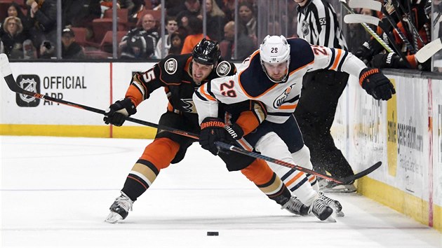 Ryan Getzlaf (vlevo) z Anaheimu bojuje o puk s Leonem Draisaitlem z Edmontonu.