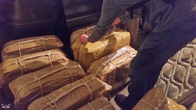 Argentinsk ady naly na rusk ambasd v Buenos Aires dvanct kufr s kokainem v hodnot padesti milion eur. (22. nora 2018)