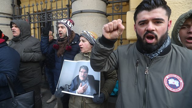 K praskmu soudu, kde se m rozhodovat o osudu pedka syrskch Kurd Sliha Muslima, se sjeli demonstranti. (27. nora 2018)