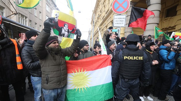 Demonstranti slaví propuštění kurdského předáka Sáliha Muslima. (27. února 2018)