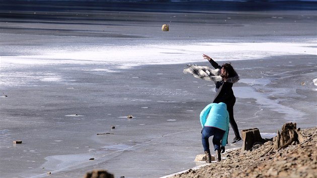 Přehrada Skalka v Chebu zamrzla letos do čistého ledu. Ten láká bruslaře i chodce. Odborníci však varují, že nejde bez rozmyslu vstupovat na všechny zamrzlé vodní plochy.
