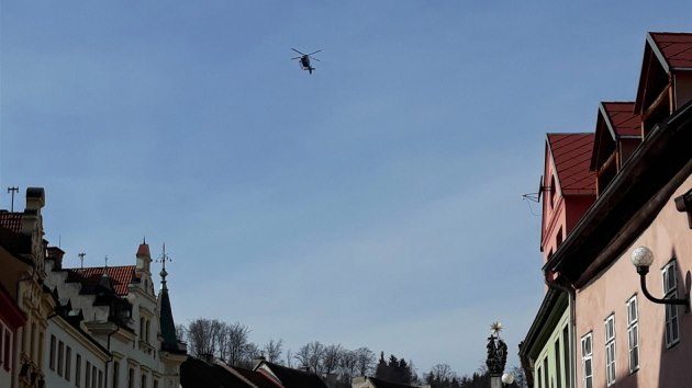 Policist nasadili do ptrn po nemocn seniorce z Lokte i vrtulnk.