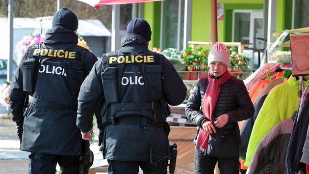 et i nmet policist zasahovali na phraninm triti Svat K u Chebu. Zamili se zejmna na distribuci drog.