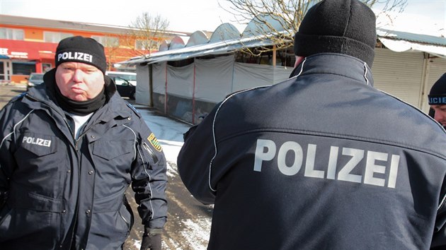 Čeští i němečtí policisté zasahovali na příhraničním tržišti Svatý Kříž u Chebu. Zaměřili se zejména na distribuci drog.