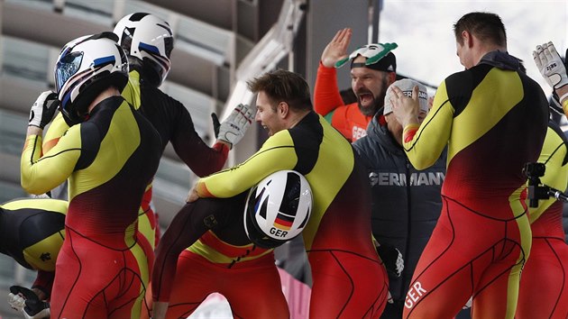 NMCI OVLDLI TOBOGAN. Dv nmeck posdky tybob slav spolen spch na olympijskm toboganu. Maj zlato i stbro.