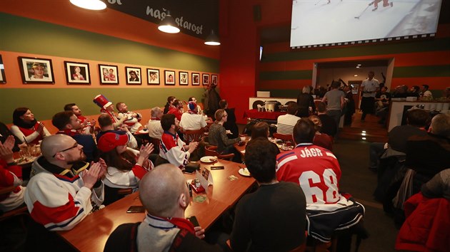 Fanouci v restauraci U Zbranskch v Praze sleduj semifinle olympijskho hokejovho turnaje esko - Rusko (23.2.2018)