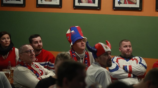 Fanoušci v restauraci U Zábranských v Praze sledují semifinále olympijského hokejového turnaje Česko - Rusko (23.2.2018)
