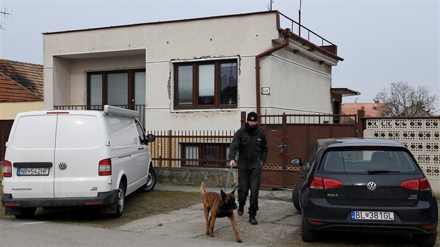 Policista u domu, kde il zavradn slovensk novin Jn Kuciak (27.2.2018)