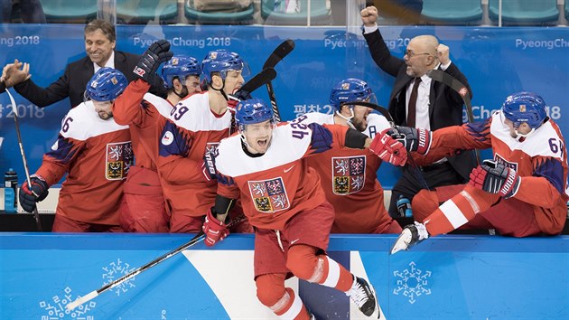 Postupová radost! Čeští hokejisté jsou v euforii, Američan Butler právě neproměnil poslední nájezd a je rozhodnuto o účasti v semifinále olympijského turnaje 2018. V popředí jediný penaltový střelec Petr Koukal