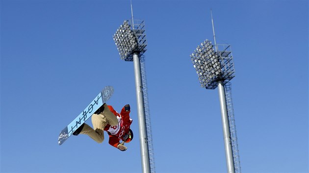 Snowboardista Jamie Nicholls bhem kvalifikace big airu.