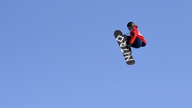 Snowboardista Jamie Nicholls b�hem kvalifikace big airu.